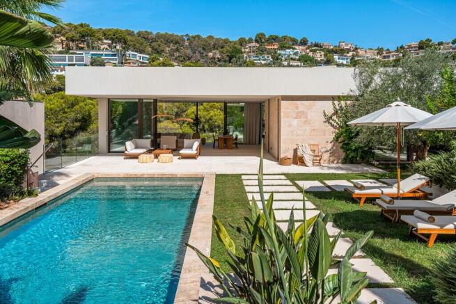 Exterior and Pool.jp