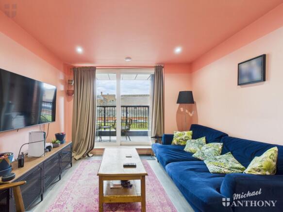 CAM03218G0-PR0568-STILL010