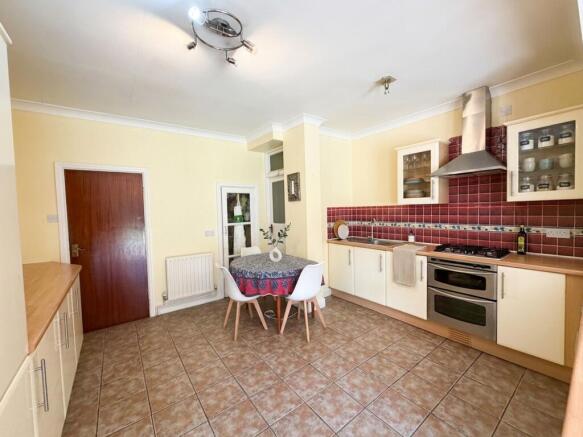 Langley Crescent E11