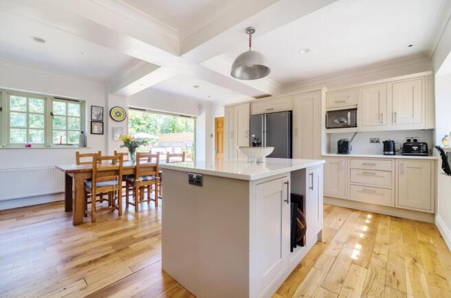 1320900-5-686e8bf...