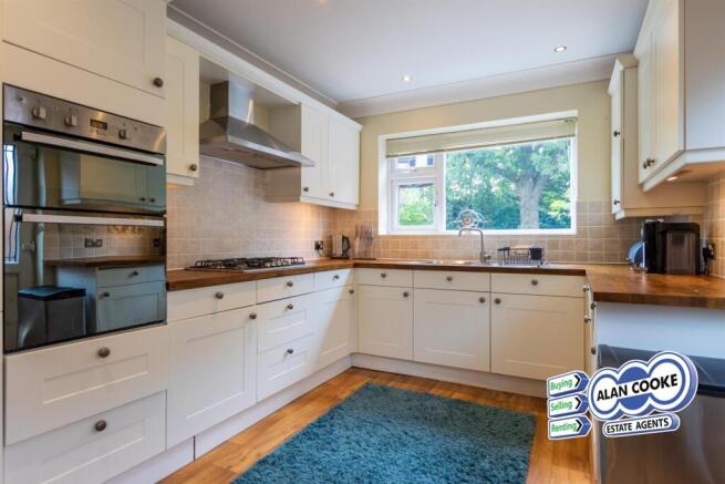 5 bed Semi-Detached to rent Image 6