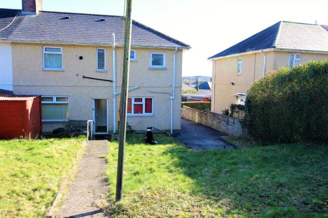 Lliedi garden to house