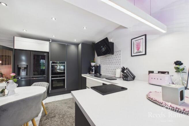 4 bed Semi-Detached for sale Image 4