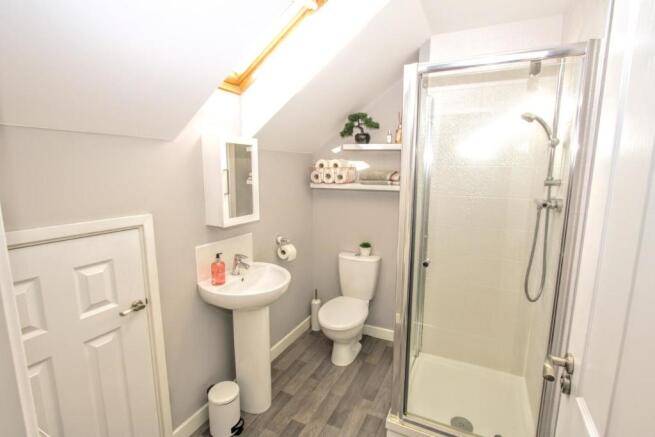EN-SUITE SHOWER ROOM