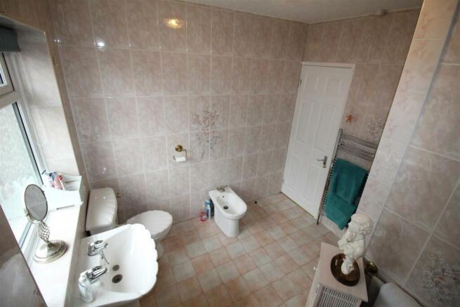 Filey Road, 16, bathroom.JPG