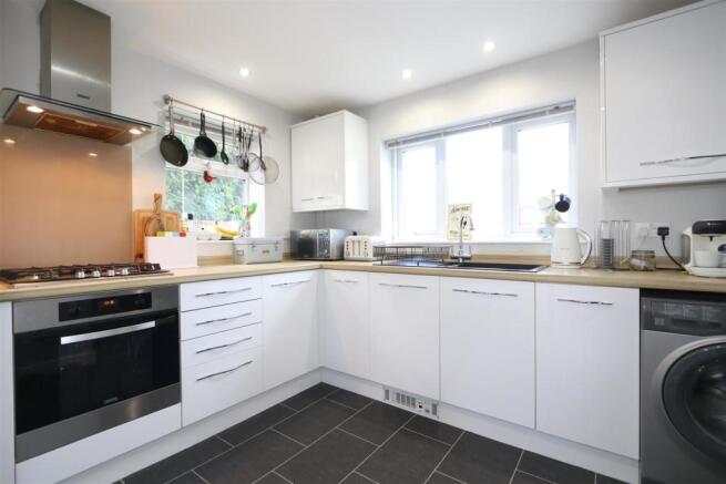 FITTED KITCHEN