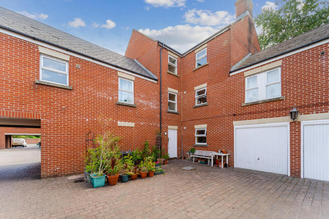 2 bed flat for sale