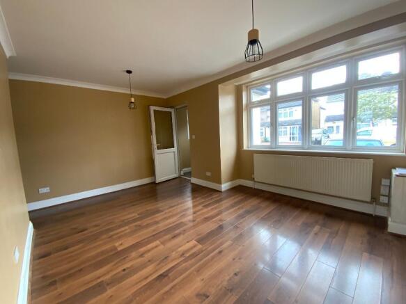 LIVING ROOM 15'10 x 12'9