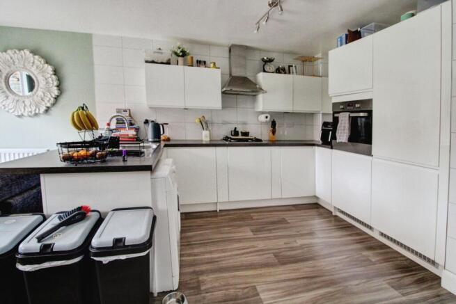 4 bed Semi-Detached for sale Image 4