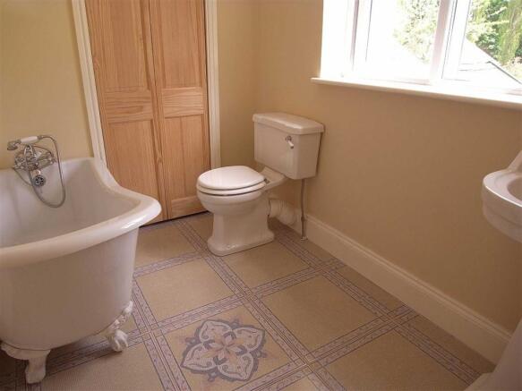 FAMILY BATHROOM
