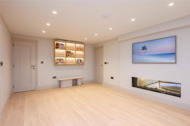 5 bed Detached for sale Image 12
