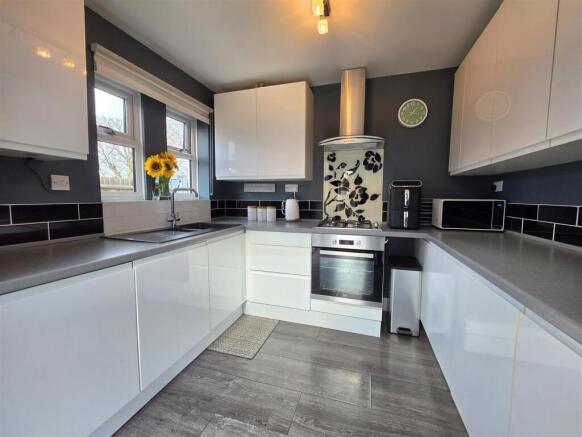 Laynes Road, Hucclecote, Gloucester photo 4