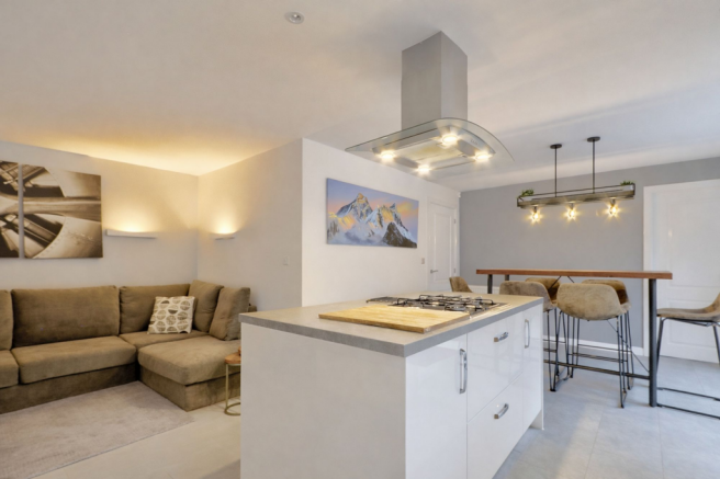 4 bed Detached for sale Image 5