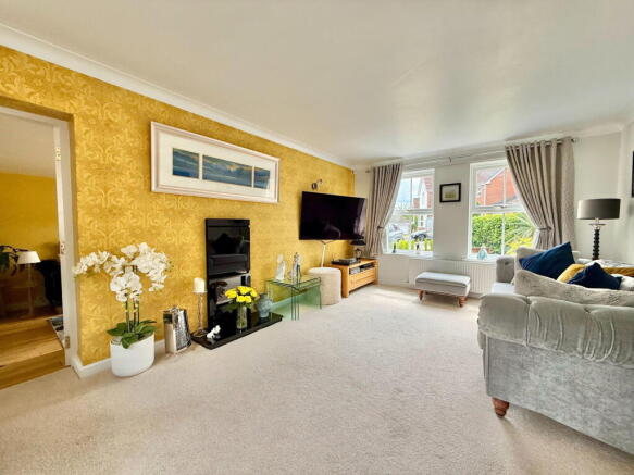5 bed Detached for sale Image 9