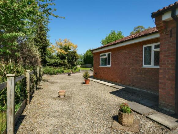 4 bed Detached Bungalow for sale Image 11