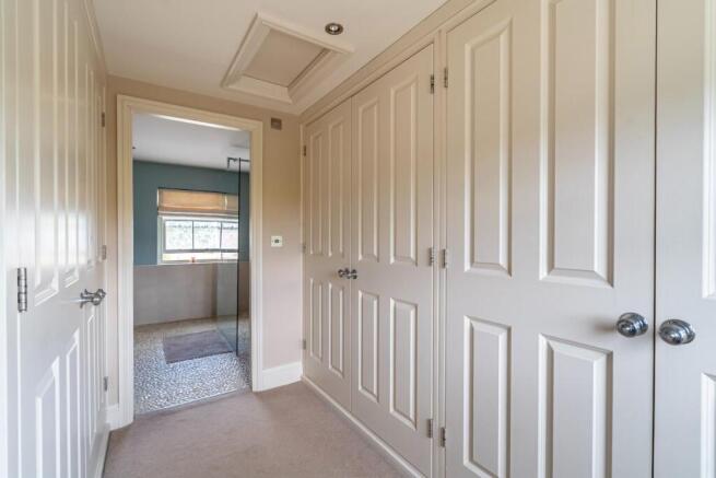 5 bed Detached for sale Image 12