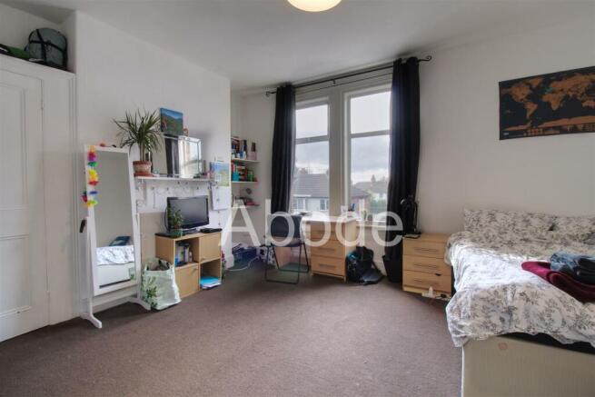 5 bed House to rent Image 4