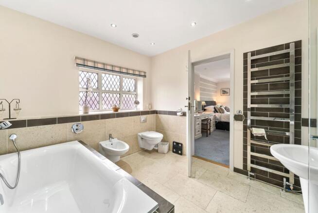6 bed Detached for sale Image 11