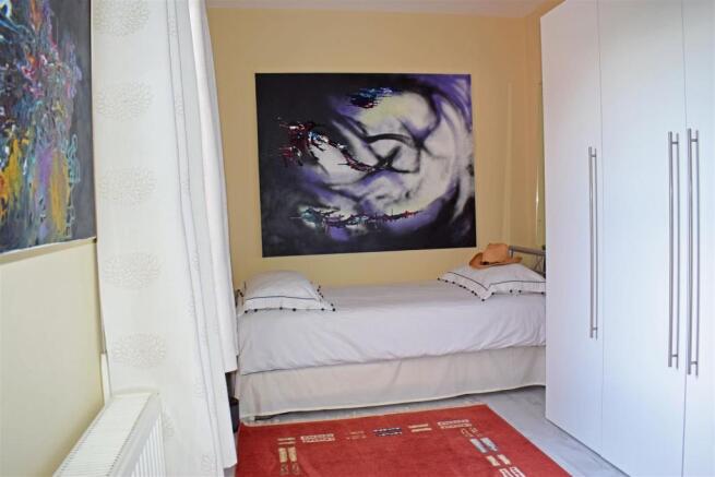 15 Clive Road, bed 4.jpg