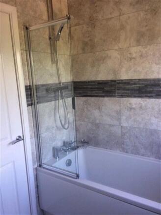 Bathroom (rear)