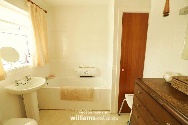 en-suite/ bath...