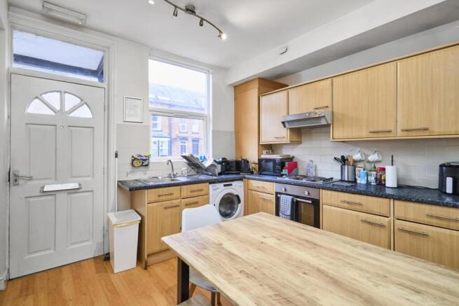 5 bed House to rent Image 4