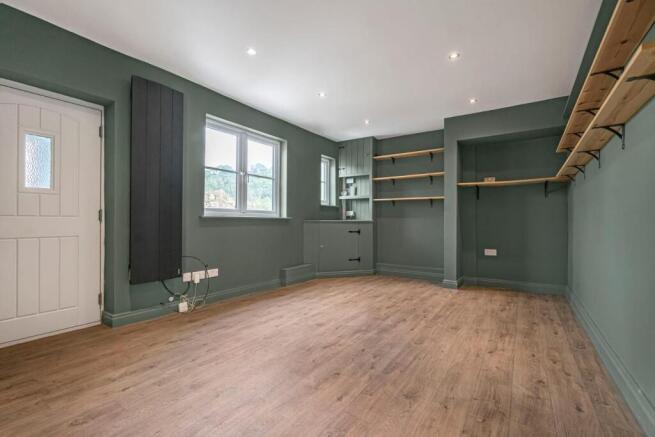 4 bed Semi-Detached to rent Image 4