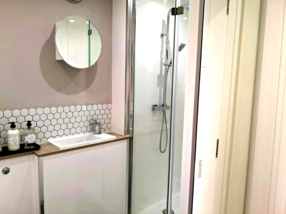 4 bed Town House to rent Image 8