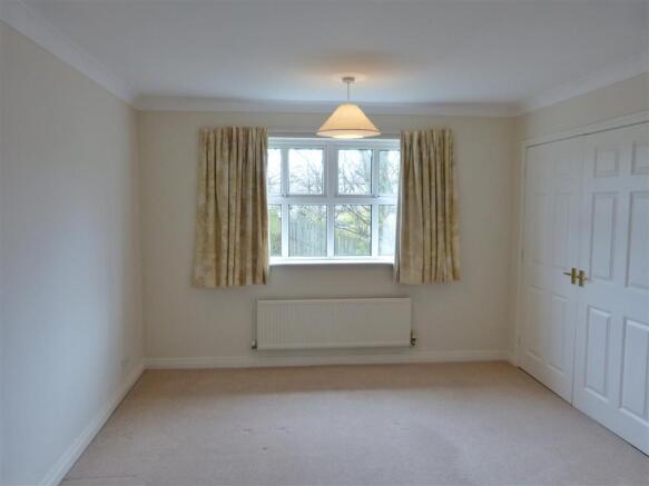 4 bed Detached to rent Image 8