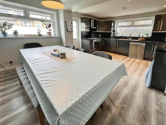 5 bed Semi-Detached for sale Image 5