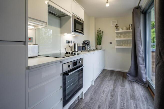 2 bed Apartment to rent Image 4