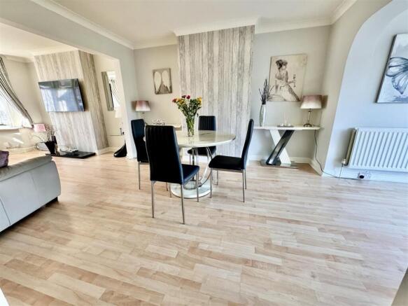 LIVING / DINING ROOM