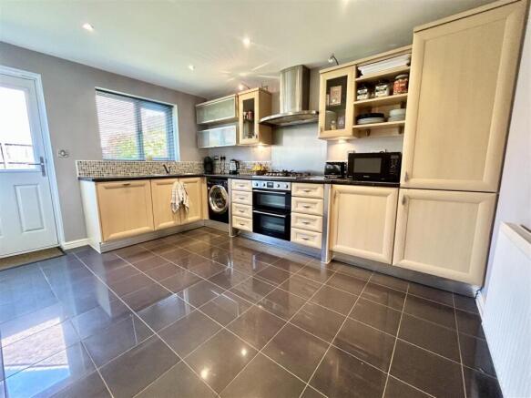4 bed Detached for sale Image 5