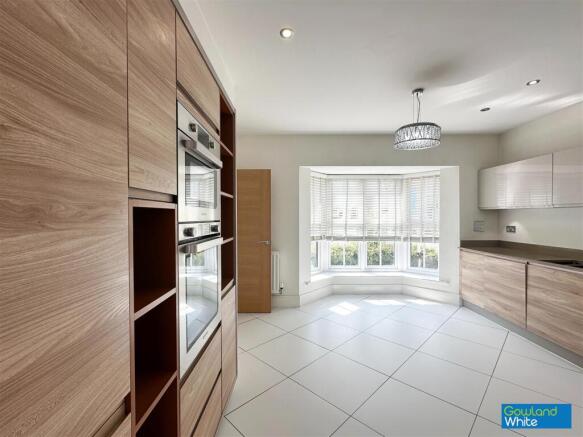 5 bed Detached for sale Image 8