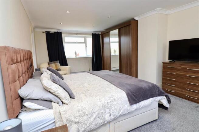 4 bed Detached for sale Image 6