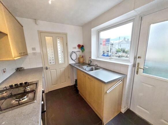 27 Queen Street, Hadfield, Glossop, Derbyshire, SK13 2DW photo 3