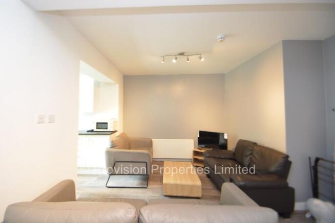 6 bed Semi-Detached to rent Image 8