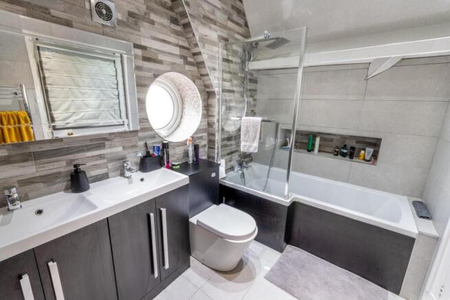5 bed Link Detached House for sale Image 4