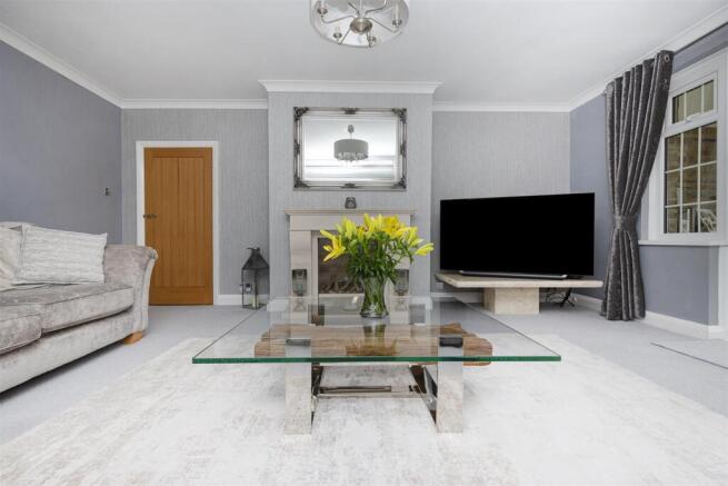 5 bed Detached for sale Image 12