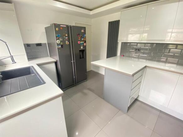 4 bed Semi-Detached for sale Image 5