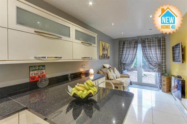 BREAKFAST / FAMILY ROOM: