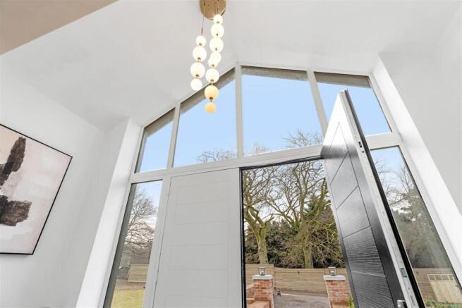 5 bed Detached for sale Image 9