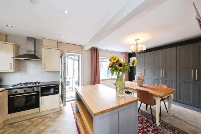 3 bed Semi-Detached for sale Image 3