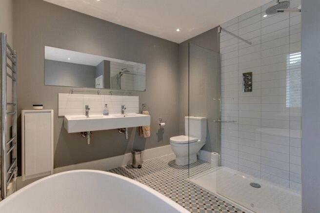 Family bathroo...