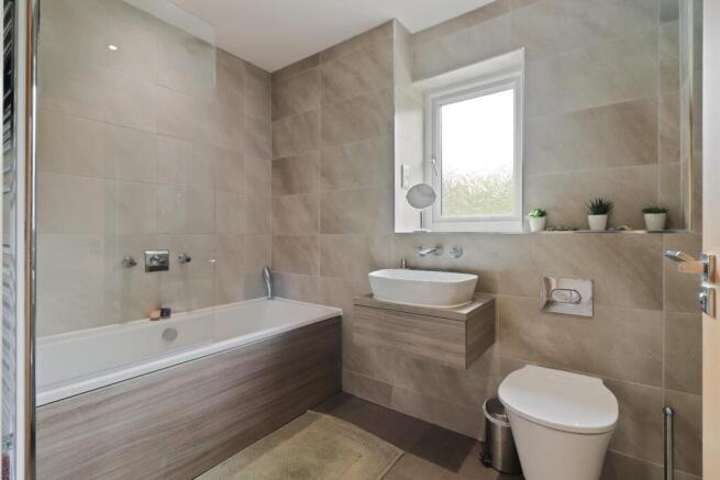 6 bed Detached for sale Image 12