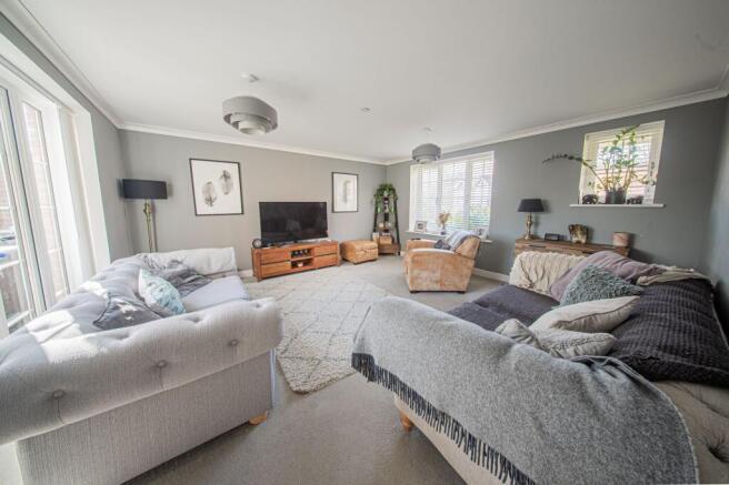 Hurstfield Crescent, Haywards Heath, RH17 photo 4