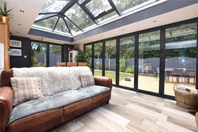 5 bed Detached for sale Image 3