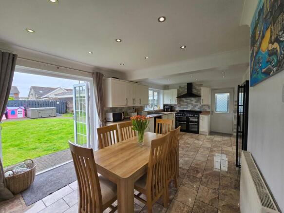 KITCHEN/DINING ROOM