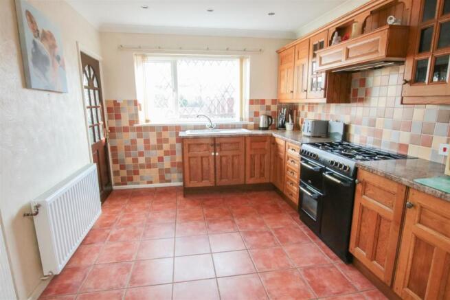 LARGE KITCHEN
