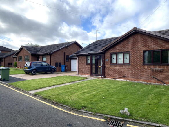 3 Verity Close, OL2 5DG photo 3